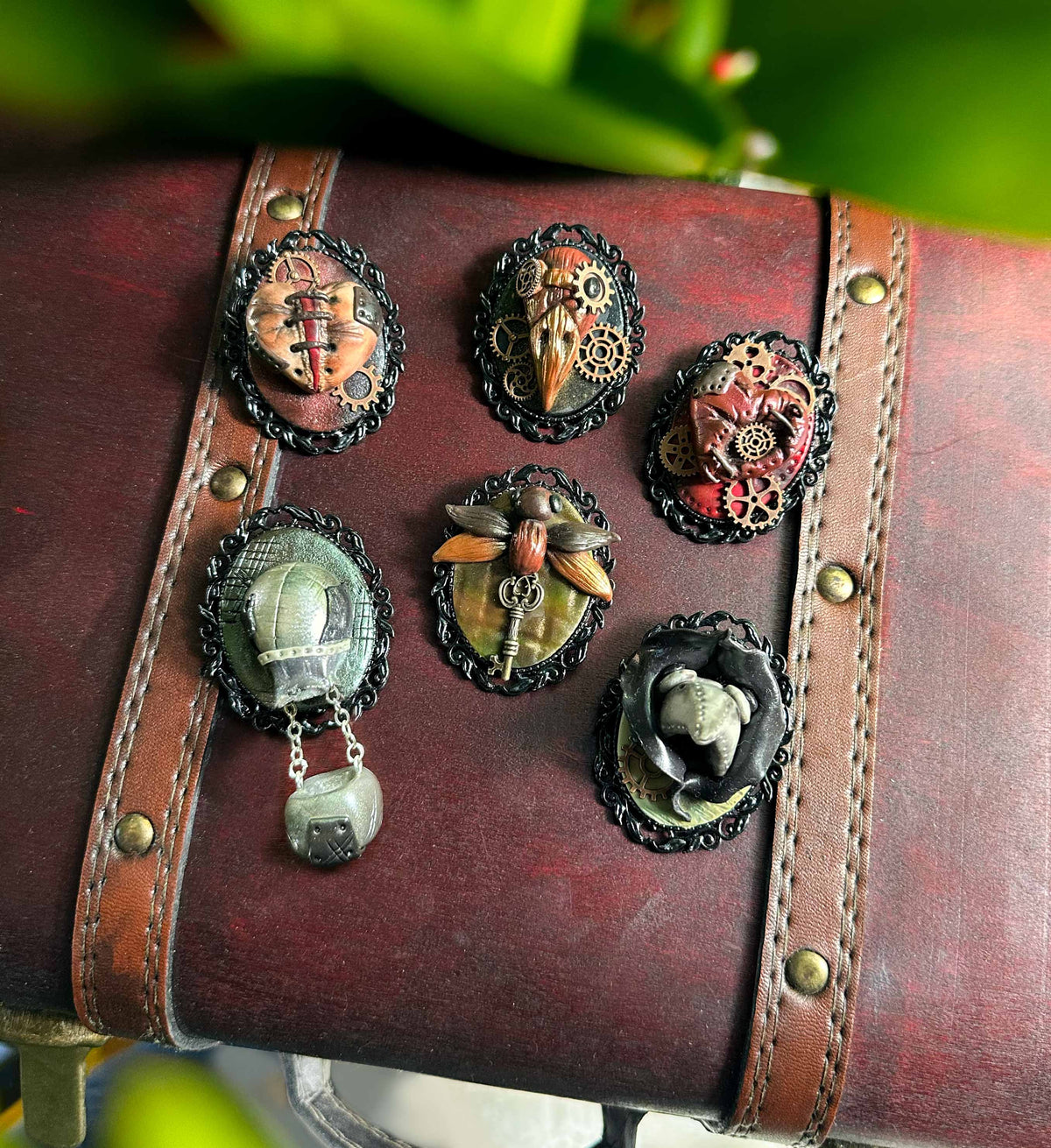 Steampunk Broschen | handmodellierte Anstecker