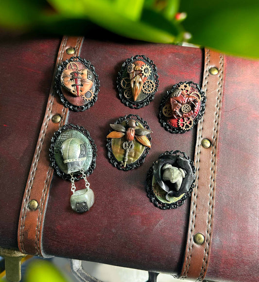 Steampunk Broschen | handmodellierte Anstecker