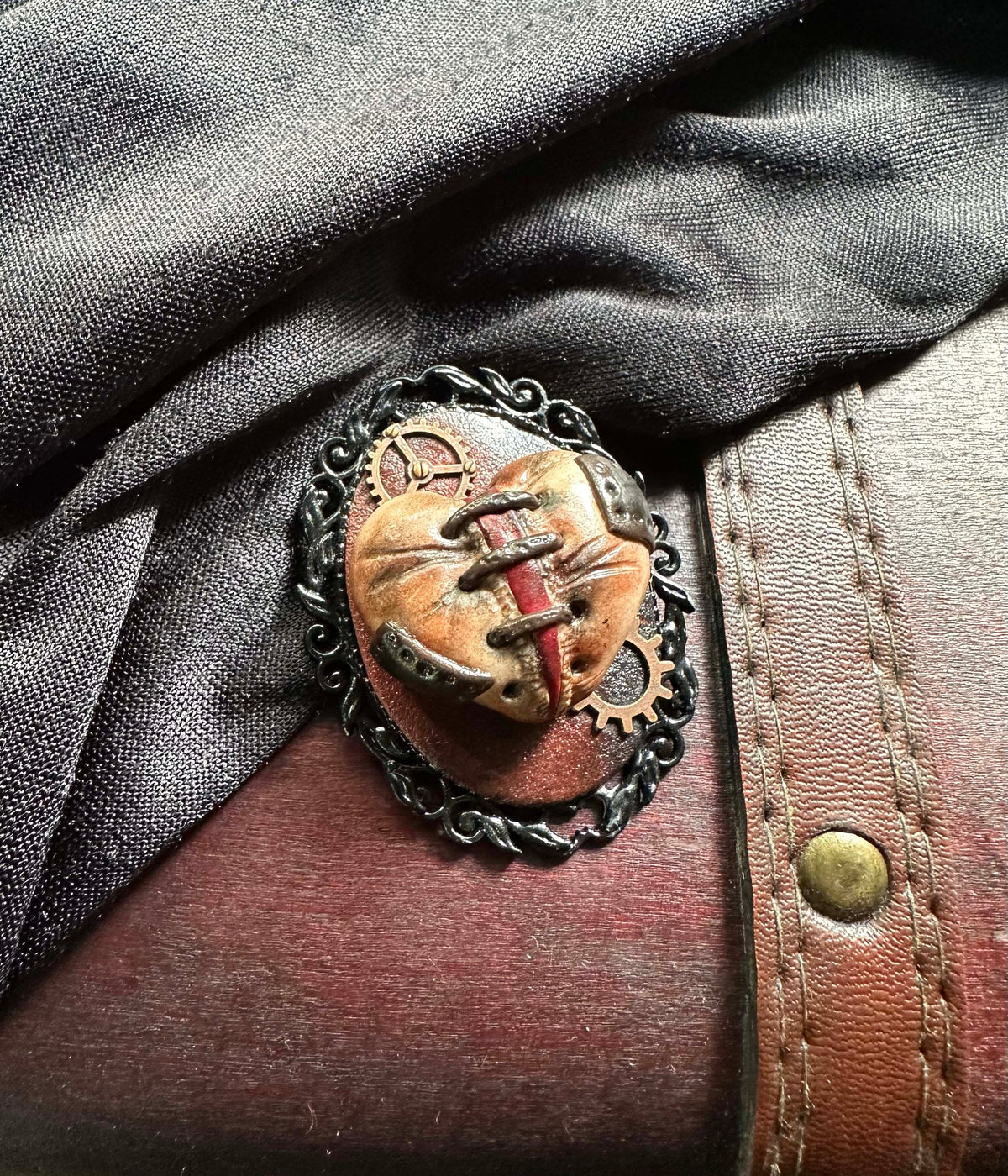 Steampunk Broschen | handmodellierte Anstecker