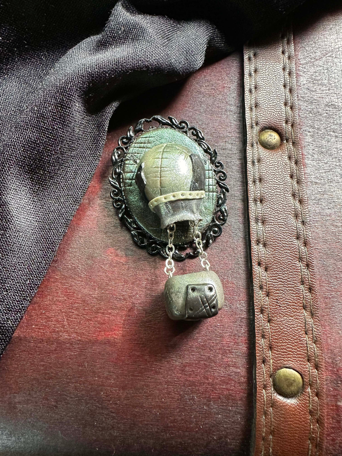Steampunk Broschen | handmodellierte Anstecker