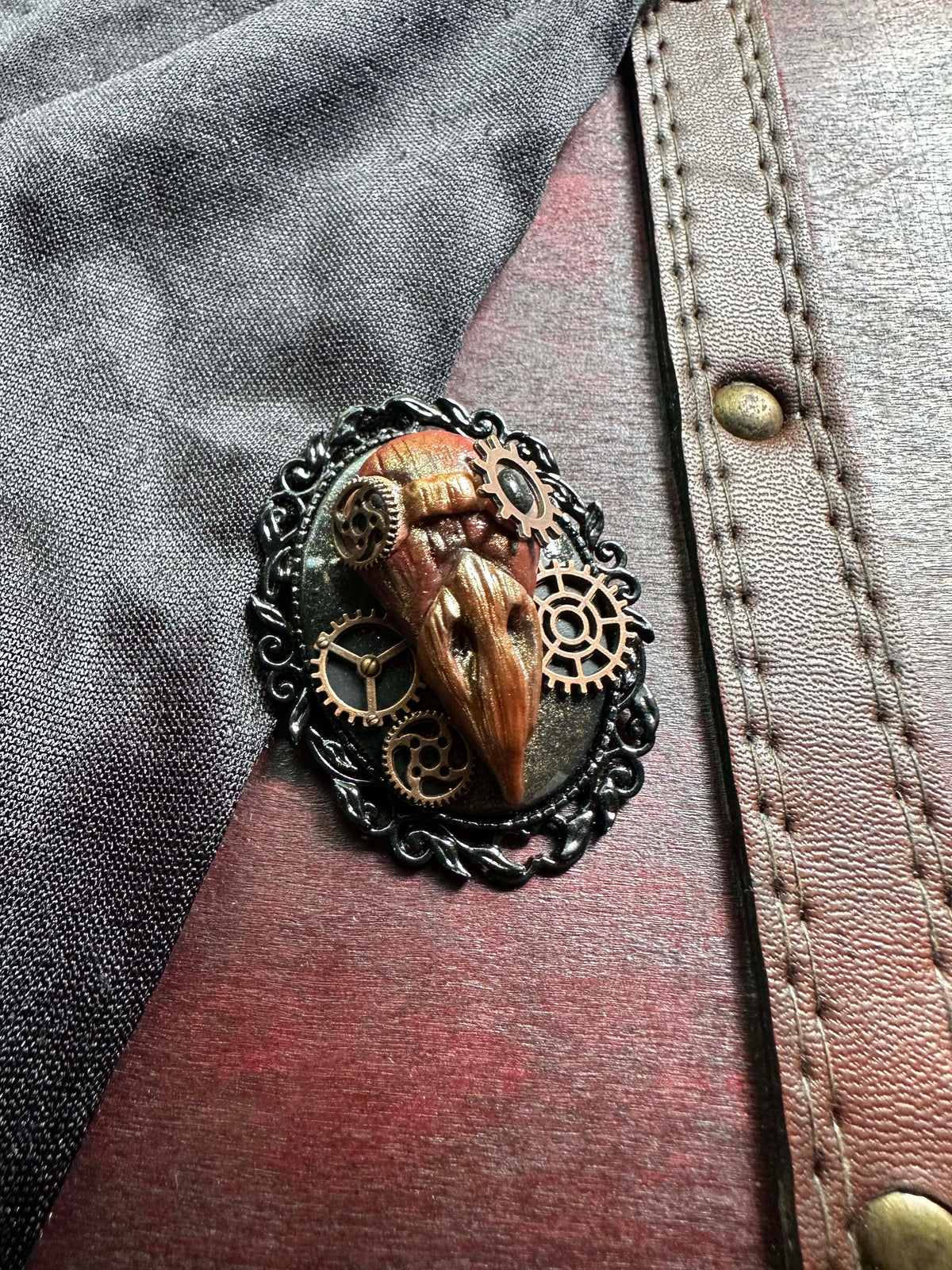 Steampunk Broschen | handmodellierte Anstecker